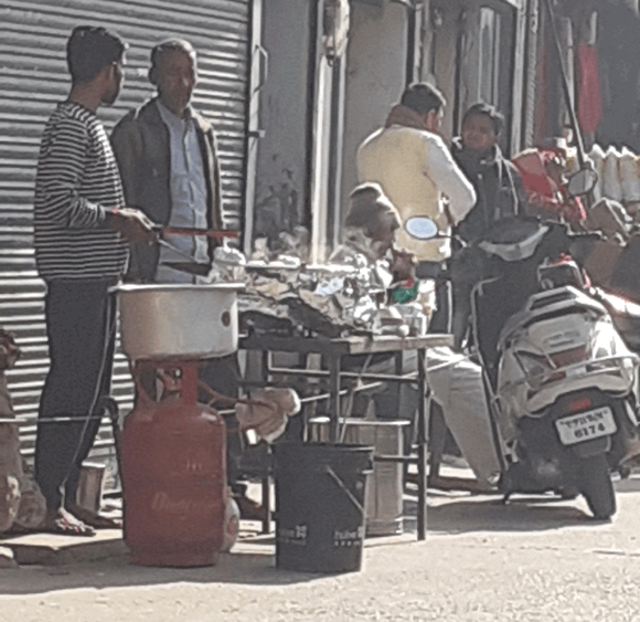 नकुड आपूर्ति विभाग के अधिकारियो की नाक के नीचे घरेलु गैस सिलेंडरो का हो रहा है व्यापारिक प्रयोग