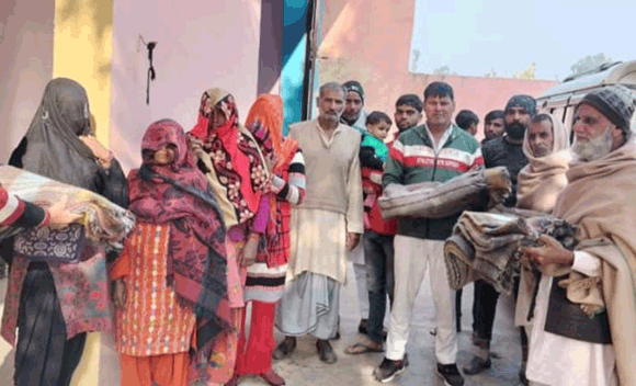 ग्राम प्रधान ने गरीब व असहाय लोगों को बांटे कम्बल