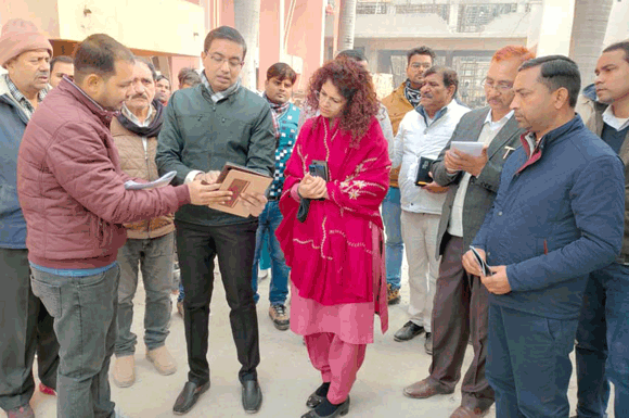 मंडलायुक्त ने स्टेडियम में चल रही खेल परियोजनाओं का किया निरीक्षण