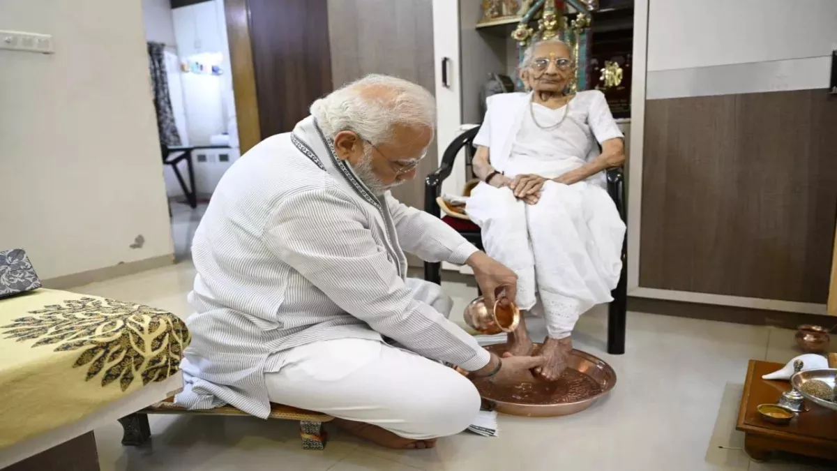 PM मोदी की मां अहमदाबाद के यूएन मेहता अस्पताल में भर्ती, प्रधानमंत्री के पहुंचने की संभावना