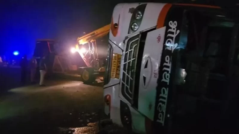 यूपी के सुलतानपुर में महाराष्ट्र के श्रद्धालुओं को ले जा रही बस पलटी, 24 घायल