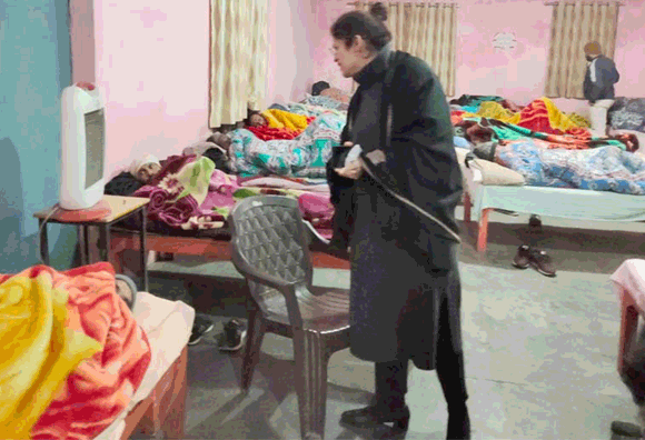 कंपाकंपा देने वाली ठंड में रात को सड़कों पर निकली नगरायुक्त