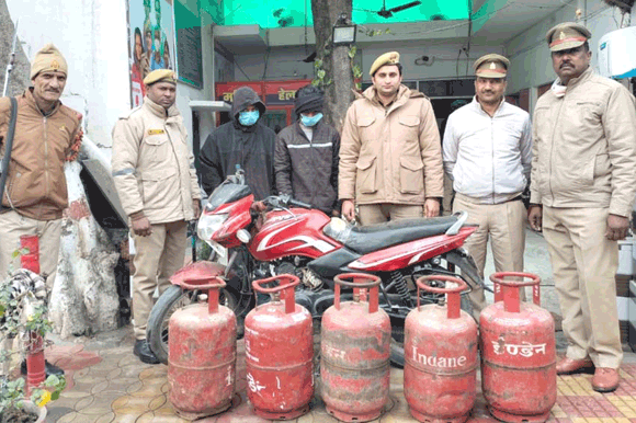 पुलिस ने दो आरोपियों को पकड़ा, बरामद किए गैस सिलेंडर