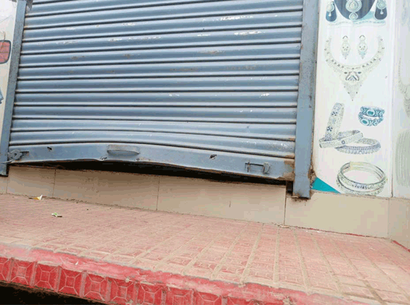 पुलिस चौकी समीप ज्वैलर्स की दुकान को चोरों ने बनाया निशाना