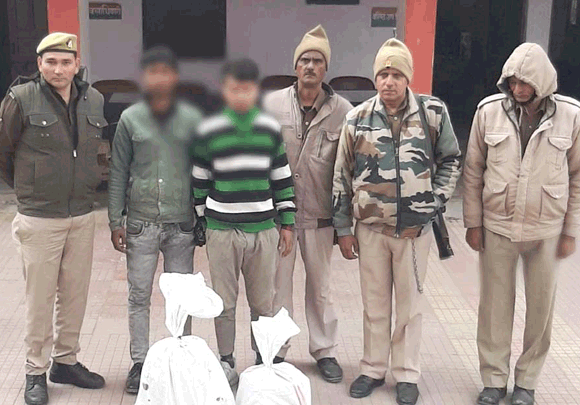 पुलिस के हत्थे चढ़े दो शराब तस्कर, भेजे जेल