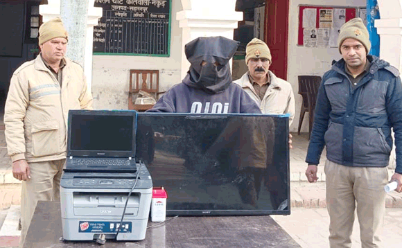 पुलिस ने एक शातिर चोर को किया गिरफ्तार, सामान बरामद