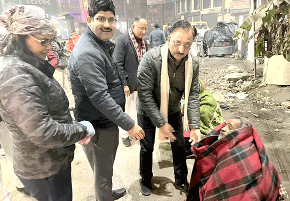 नगर विधायक ने निराश्रित व असहाय व्यक्तियों को किये कंबल वितरित