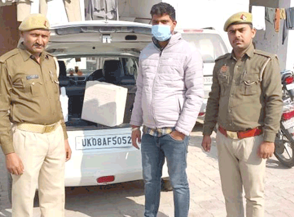 अवैध शराब के साथ पुलिस ने पकड़ा तस्कर