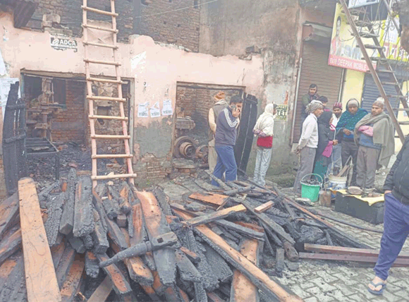 दुकान में लगी आग, लाखों रूपए का नुकसान