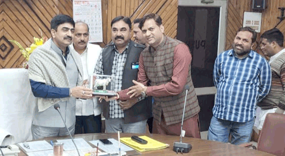खनन कारोबारियों ने जिलाधिकारी को प्रशस्ति पत्र देकर किया सम्मानित