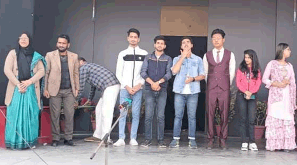 एक अनार-दो बीमार नाट्य प्रस्तुति से दर्शकों को किया लोटपोट
