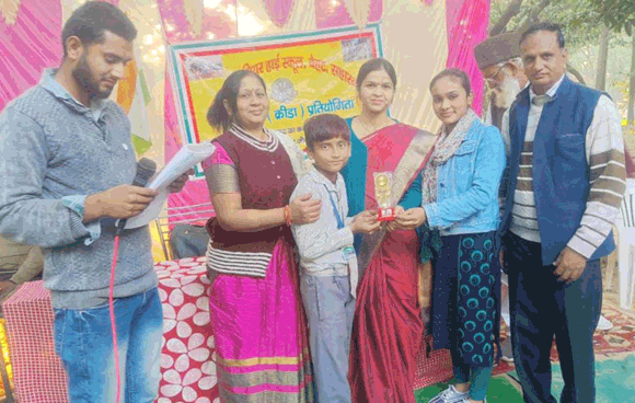 विजेता खिलाडियों को ट्राफी देकर किया सम्मानित