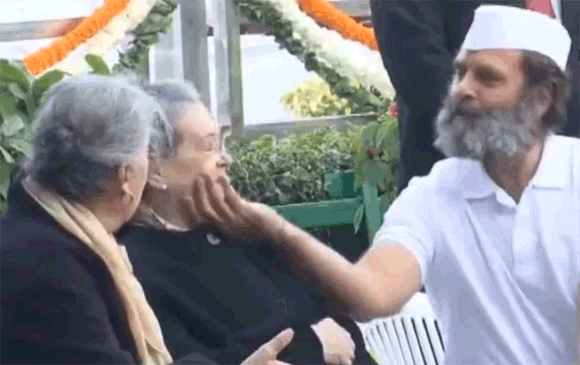 अपने तो अपने होते हैं! नेतागीरी एक तरफ, भाड़ में गया प्रोटोकॉल, मां पास तो बच्चा बनना लाजमी