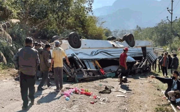 मणिपुर में छात्रों को टूर पर ले जा रही 2 स्कूली बस पलटीं, 15 की मौत