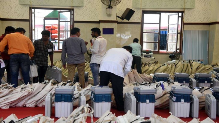 गुजरात और हिमाचल में किसकी बनेगी सरकार, फैसला आज