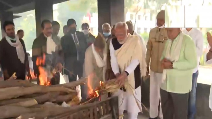 Heeraben Death : पंचतत्व में विलीन हुईं हीराबेन, PM मोदी ने मां को दी मुखाग्नि