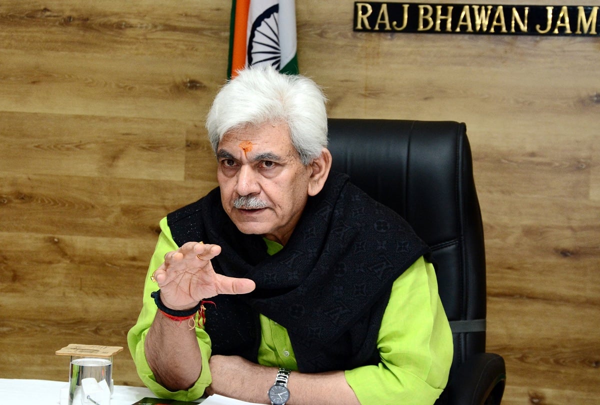 घर बैठेंगे तो नहीं मिलेगी सैलरी, कश्मीरी पंडितों को उपराज्यपाल मनोज सिन्हा की दो टूक