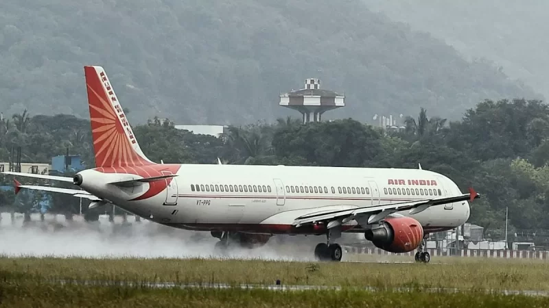 नशे में धुत शख्स ने Air India की फ्लाइट में महिला पर की पेशाब, आरोपी के खिलाफ नहीं हुई कार्रवाई