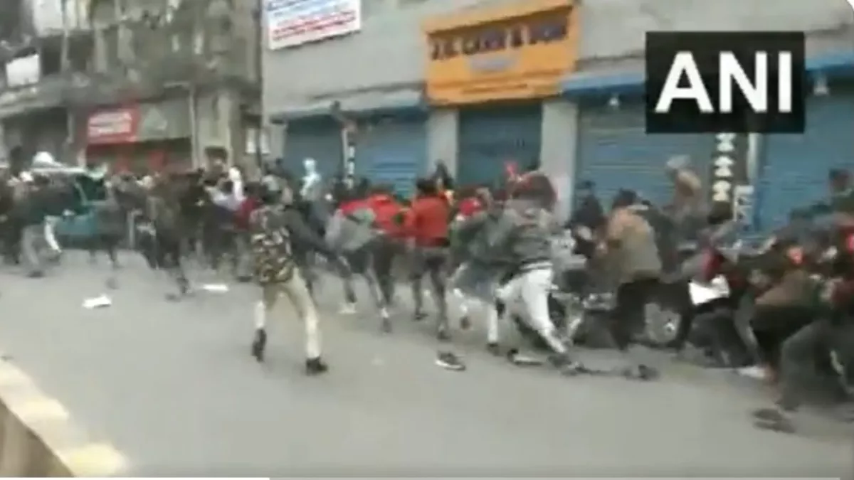 पेपर लीक मामले को लेकर छात्रों का प्रदर्शन, परीक्षा रद करने की मांग पर पुलिस का लाठीचार्ज