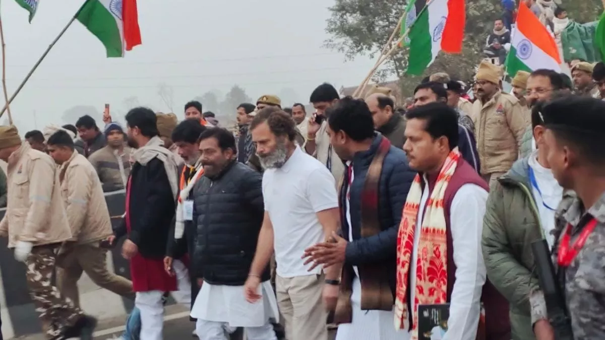 बागपत में राहुल गांधी, मुस्कुराते हुए हाथ हिलाकर अभिवादन, कड़ाके की ठंड में डटे कार्यकर्ता