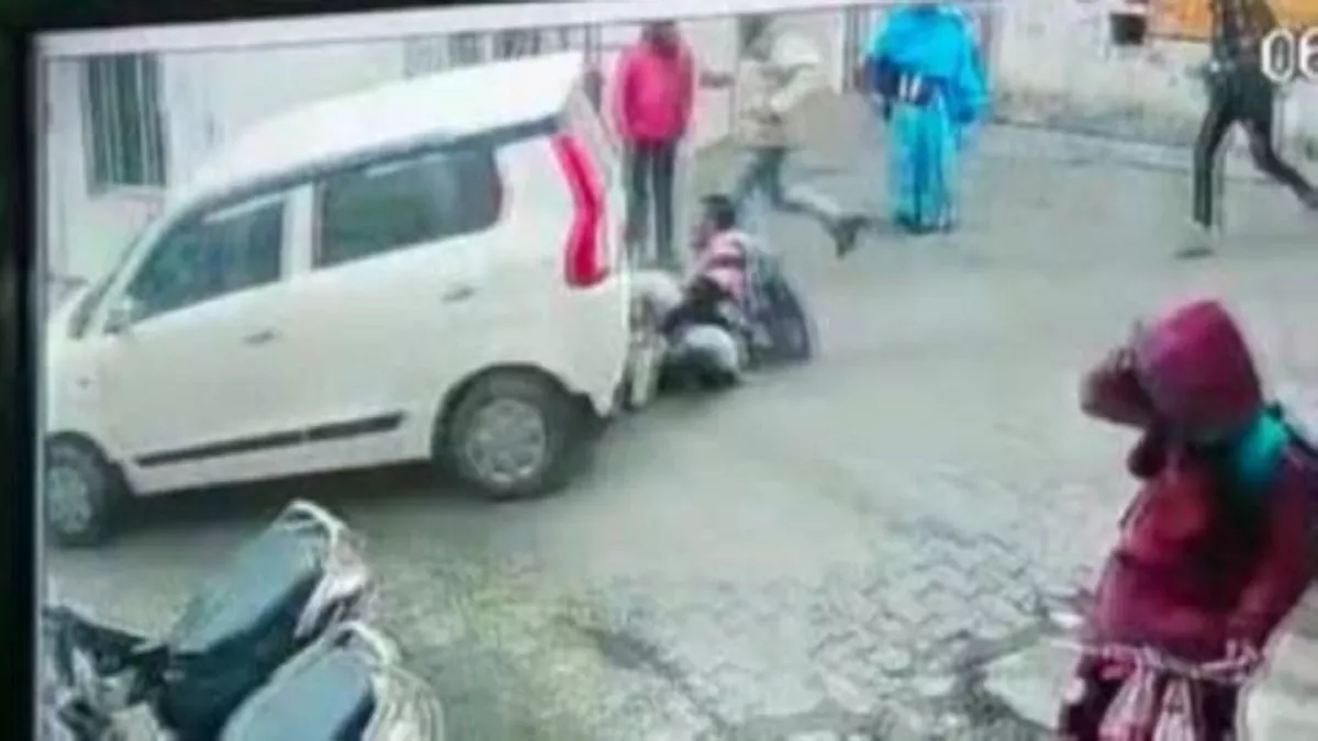 यूपी के हरदोई में द‍िल्‍ली जैसा कांड, कार के लोहे के गार्ड में फंसा छात्र, एक किलोमीटर तक रगड़ता रहा