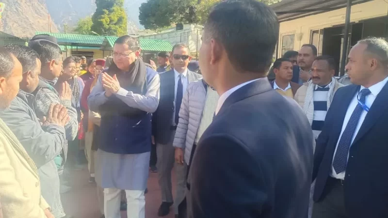 मुख्यमंत्री पहुंचे जोशीमठ, किया भूधंसाव का निरीक्षण, सीएम को सामने देख रो पड़े प्रभावित