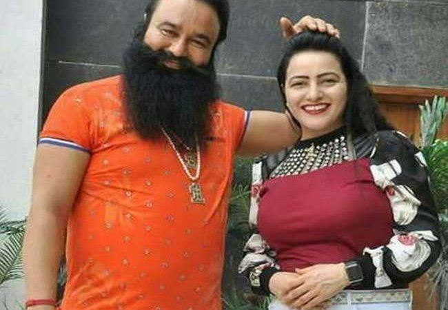 राम रहीम पैरोल पर फिर आया जेल से बाहर, साथ दिखी मुंह बोली बेटी हनीप्रीत