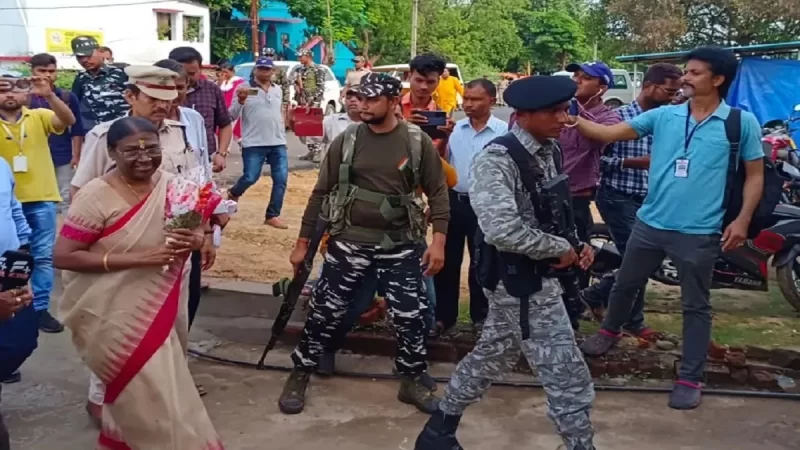 राष्ट्रपति मुर्मू की सुरक्षा में चूक, घेरा तोड़ महिला ने छुए पैर; गृह मंत्रालय ने मांगी रिपोर्ट