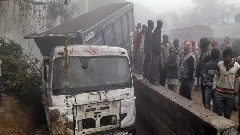 रायबरेली में भीषण हादसा, चाय की गुमटी के पास खड़े लोगों को डंपर ने रौंदा, चार की मौत