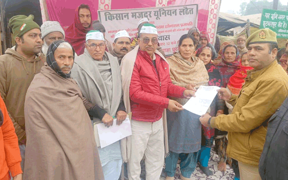 भाजपा जिलाध्यक्ष की सम्पत्ति की जांच की मांग को लेकर मौन उपवास पर बैठे किसान