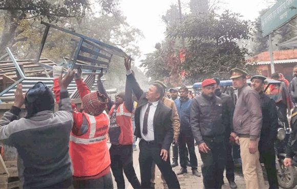 बुधवार को भी निगम ने सड़क पर रखा सामान किया जब्त