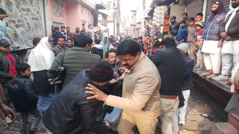 मथुरा में वाहन चोरी करने वाले को पकड़ने गई पुलिस टीम पर पथराव, आरोप‍ित को छुड़ाने की कोशिश