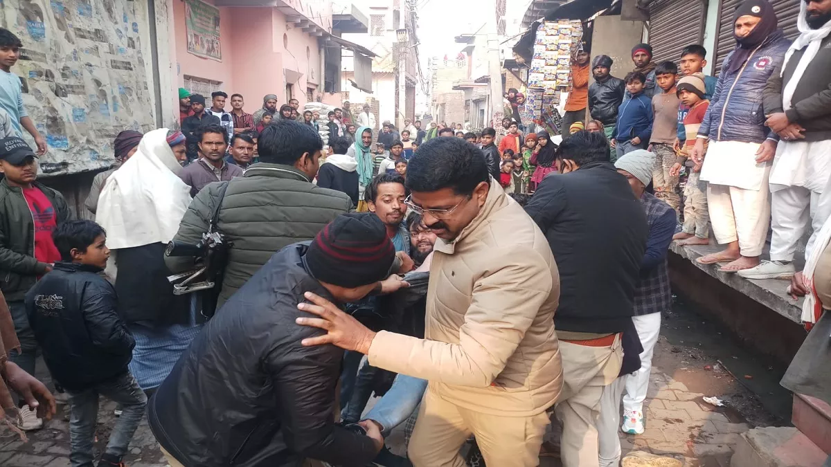 मथुरा में वाहन चोरी करने वाले को पकड़ने गई पुलिस टीम पर पथराव, आरोपित को छुड़ाने की कोशिश