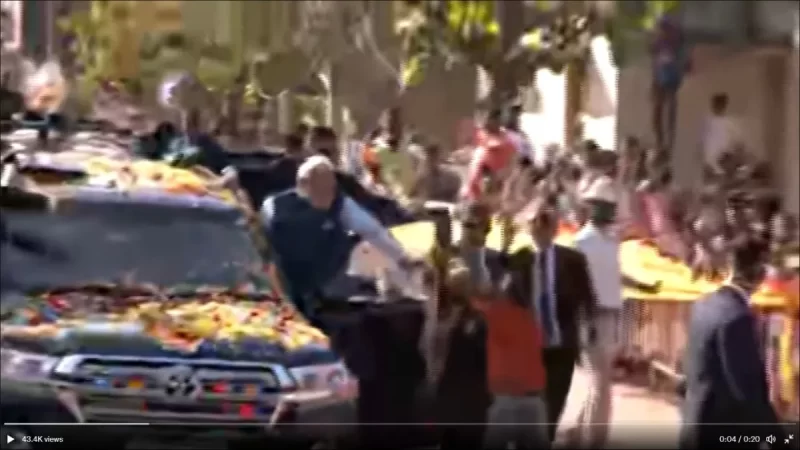 कर्नाटक में पीएम मोदी की सुरक्षा में बड़ी चूक, रोड शो के दौरान प्रधानमंत्री की कार तक पहुंचा युवक