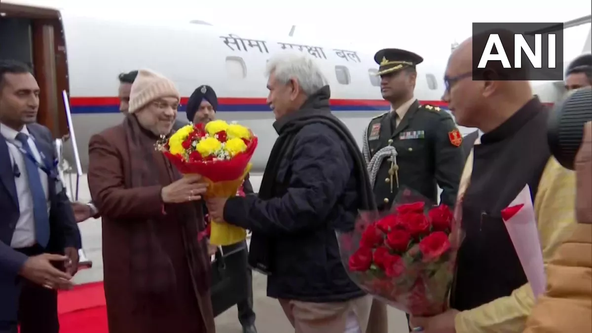 जम्मू पहुंचे केंद्रीय गृह मंत्री अमित शाह, राजौरी में आतंकी हमले के पीड़ित परिवारों से करेंगे मुलाकात