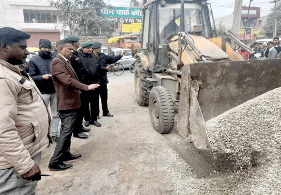 दो होटलों सहित आधा दर्जन दुकानों पर जुर्माना