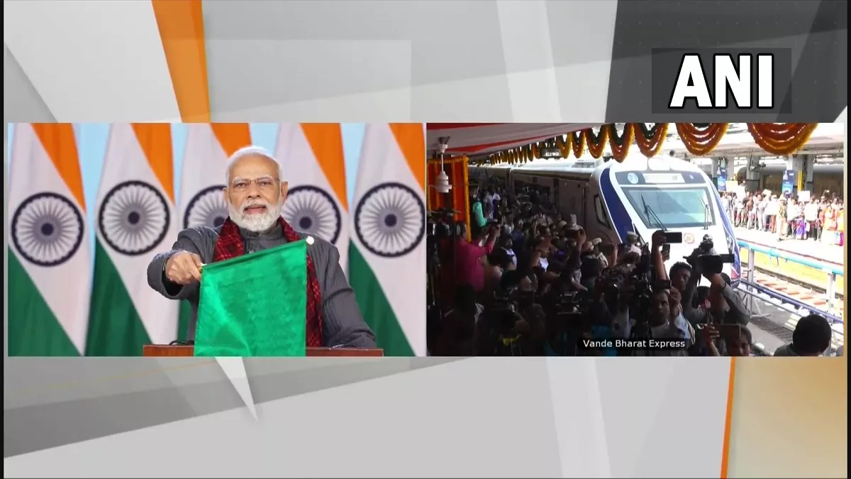 PM मोदी ने वंदे भारत ट्रेन को दिखाई हरी झंडी, बोले- ‘भारत के संकल्पों और सामर्थ्य का प्रतीक है ये ट्रेन’
