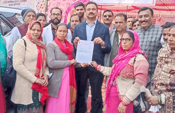 आंगनवाड़ी कार्यकत्रियों ने भाजपा विधायक को सौंपा ज्ञापन