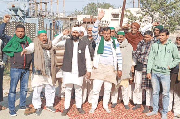 विद्युत विभाग के अधिकारियों पर अवैध वसूली का लगाया आरोप, धरना-प्रदर्शन