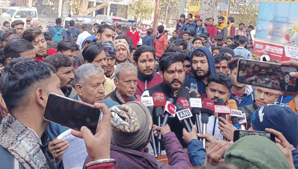 जिला मुख्यालय पर गरजे विहिप व बजरंग दल के कार्यकर्ता, सौंपा ज्ञापन