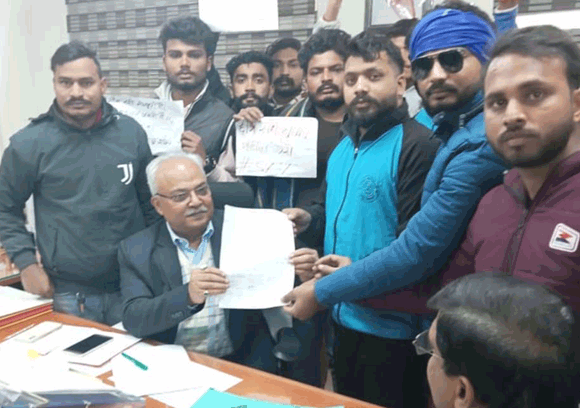 विभिन्न मांगों को लेकर विश्वविद्यालय के कुलपति को सौंपा ज्ञापन