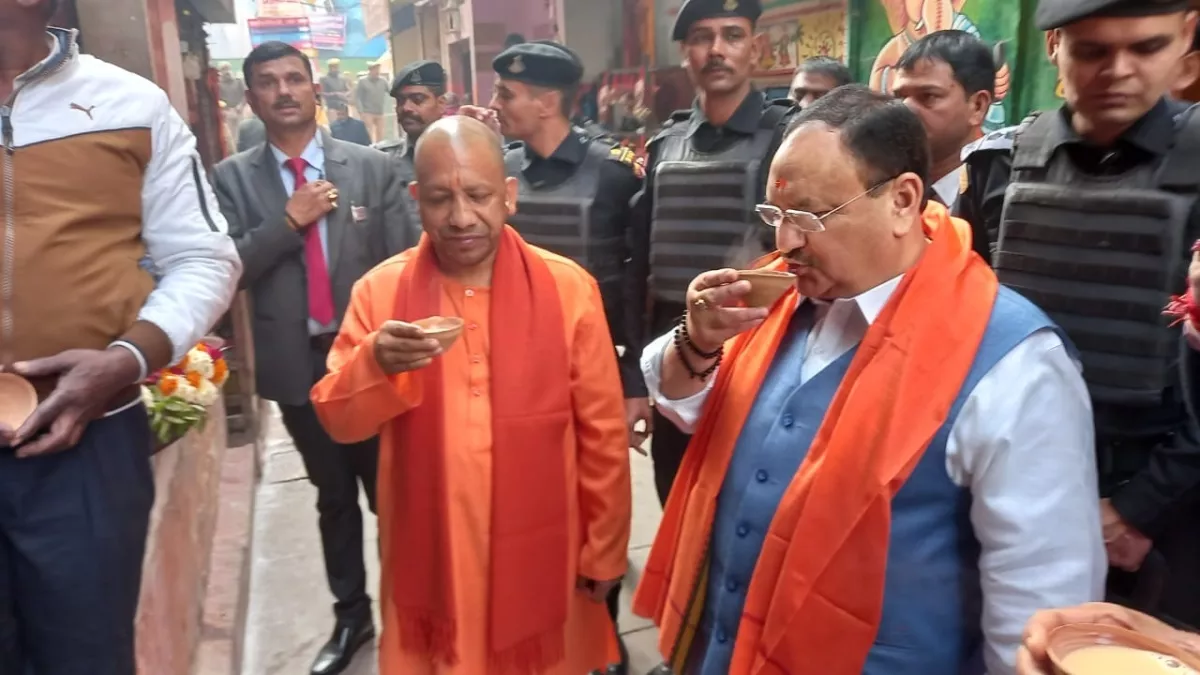 UP: जेपी नड्डा और सीएम योगी ने बाबा विश्वनाथ के दर्शन कर लिया चाय का आनंद, 2024 के लिए पूर्वांचल पर फोकस