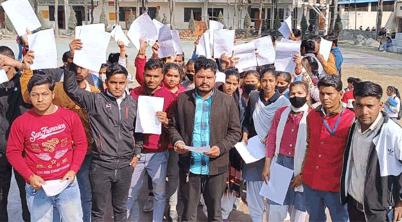 छात्र-छात्राओं को फेल किए जाने के विरोध में किया जोरदार प्रदर्शन