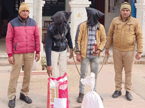 पुलिस ने पकड़े दो शातिर चोर, सामान बरामद