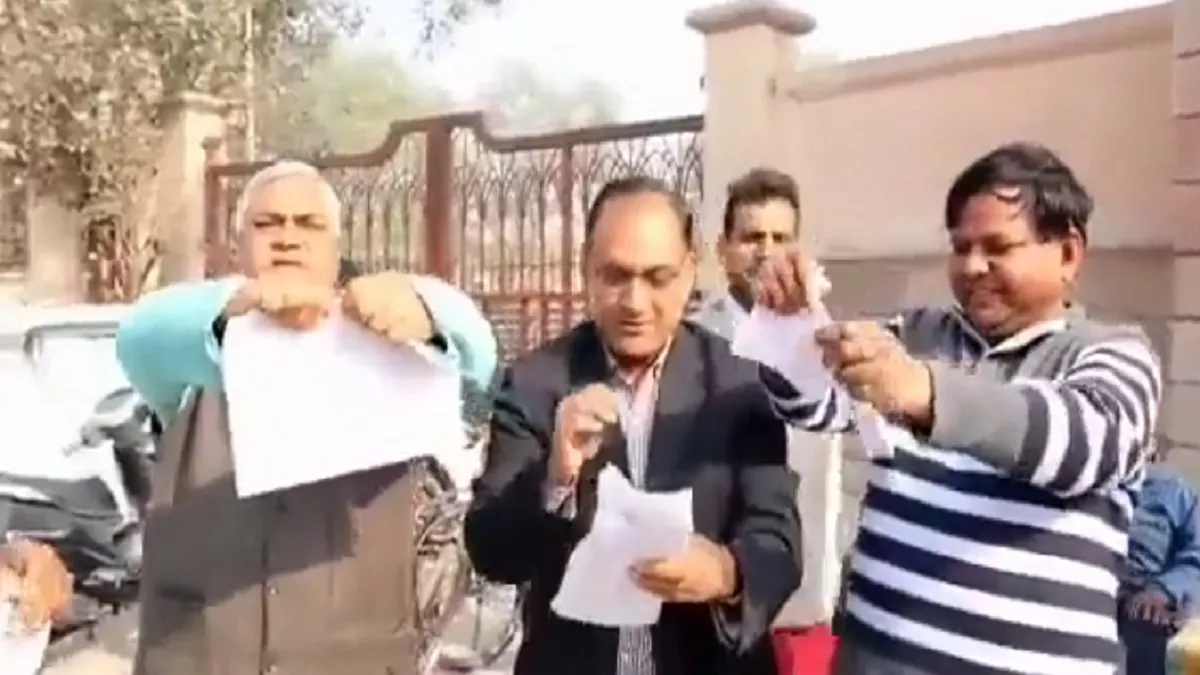 श्रीरामचरित मानस की प्रतियां जलाने के मामले में स्वामी प्रसाद मौर्या समेत 10 नामजद, पांच लोग गिरफ्तार