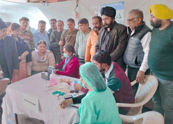 शिविर में की 318 रोगियों के स्वास्थ्य की नि:शुल्क जांच