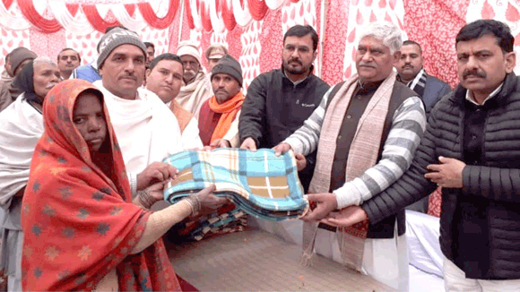 गरीबों को वितरित किए नि:शुल्क कम्बल