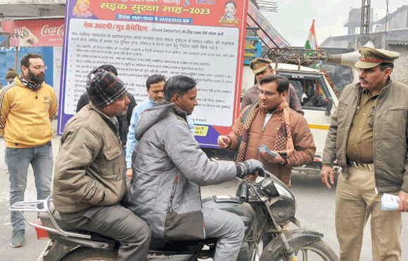 स्वास्थ्य शिविर में की वाहन चालकों के नेत्रों की जांच