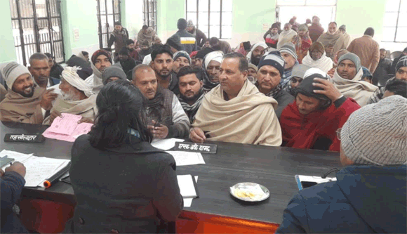 ग्राम प्रधानो ने पंचायत सचिव पर पीएम आवास के पात्रो को अपात्र घोषित करने के आरोप लगाये