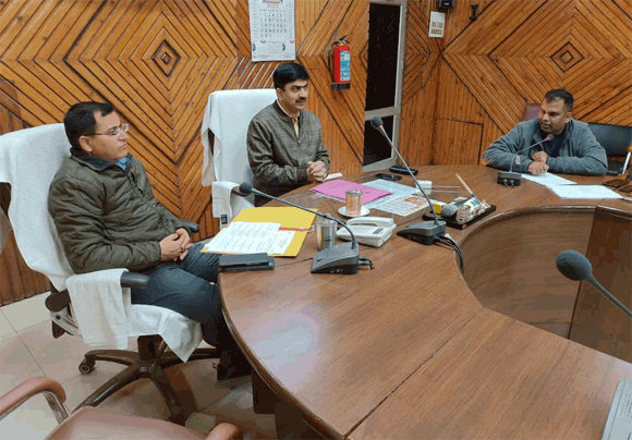 जनपद में निवेश को अधिकाधिक बढाने के लिए जिलाधिकारी की अध्यक्षता में हुई बैठक